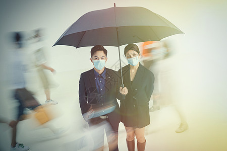 拿着雨伞的商务男女戴着口罩站在人群中图片