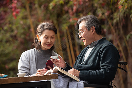 老年夫妇在庭院享受休闲时光图片