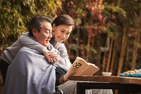 幸福的老年夫妇在户外看书图片