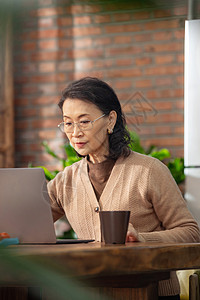 休闲的老年女人使用笔记本电脑图片