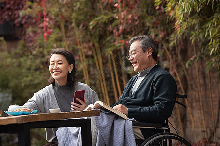 老年夫妇在庭院享受休闲时光图片