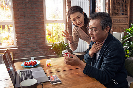 老年夫妇线上看病咨询医生图片