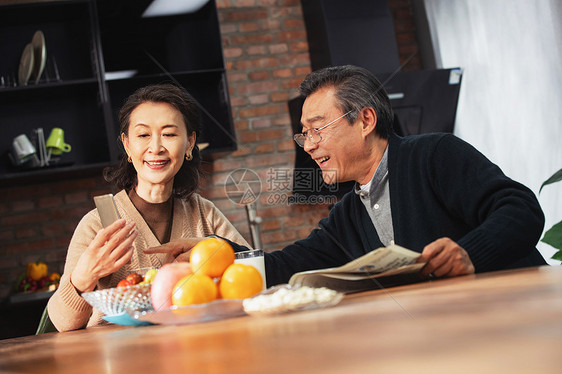 老年夫妇在家中享用早餐图片