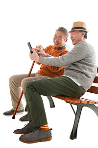 打电话的老人两位老年朋友坐在长椅上看手机背景