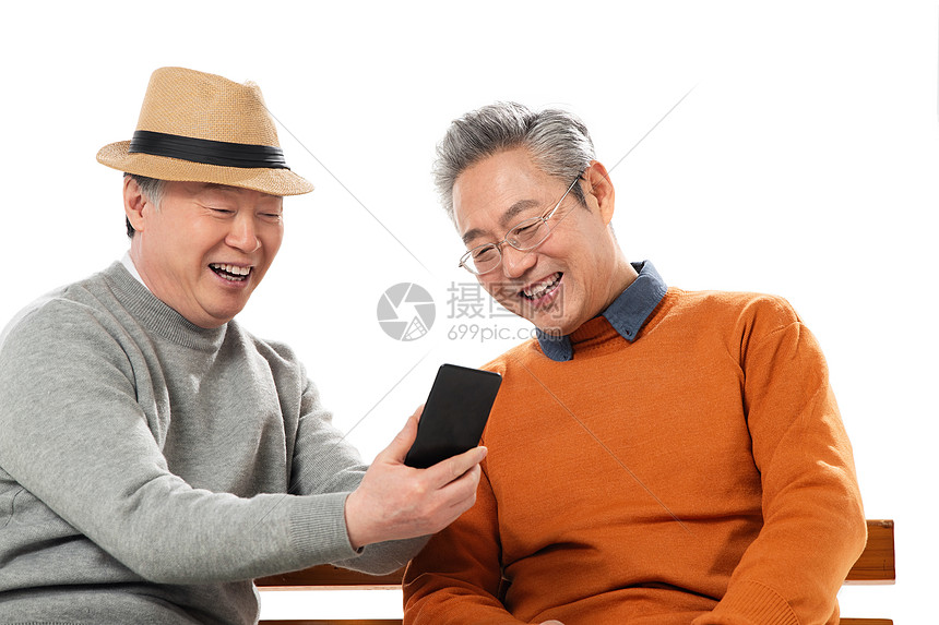 两位老年朋友坐在长椅上看手机图片