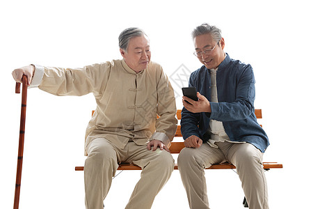 两位老年朋友看手机视频图片