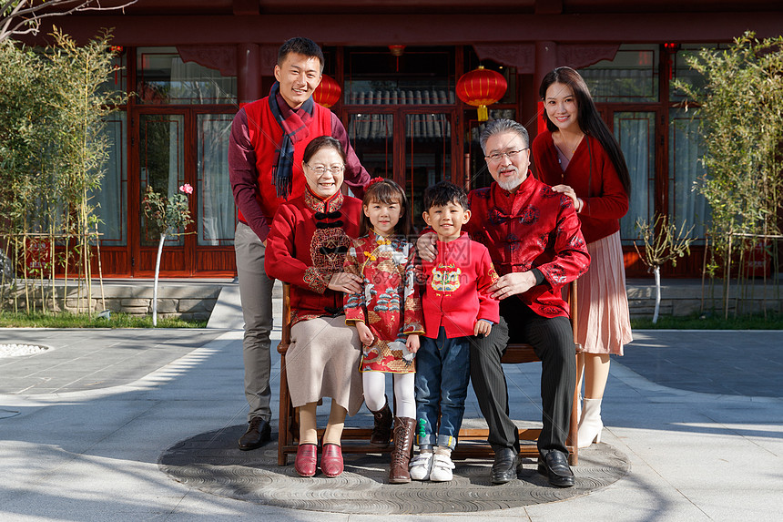 幸福的大家庭庆祝新年图片