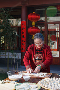 做幸福女人元素幸福的老年女人过年包饺子背景