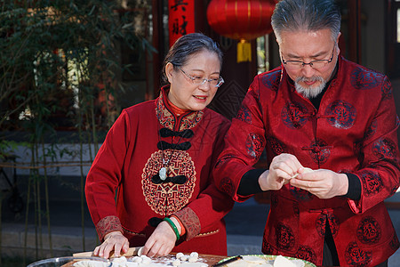 幸福的老年夫妇过年包饺子图片