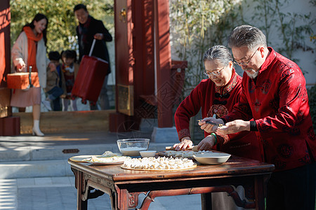 幸福家庭回家过新年图片