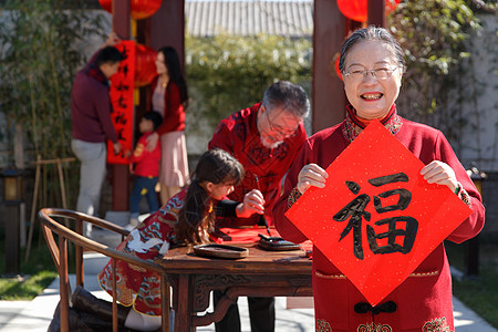 快乐家庭过新年写春联图片