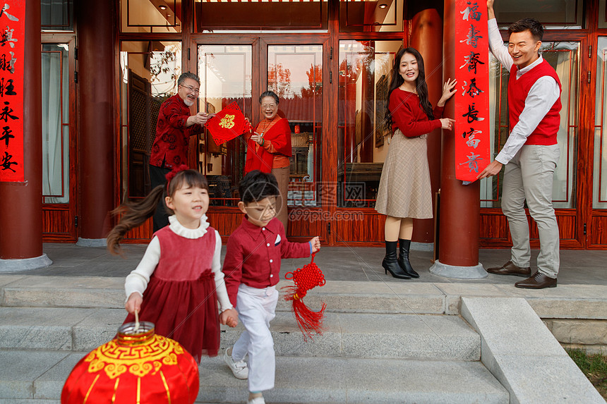 快乐儿童追逐嬉戏庆新年图片