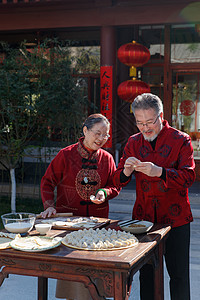 幸福的老年夫妇过年包饺子图片