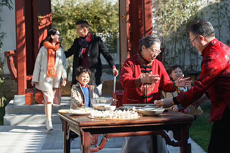 孩子回家吃饭幸福家庭回家过新年背景