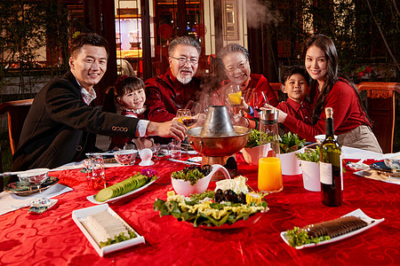 东方家庭在中式庭院内干杯庆祝新年图片