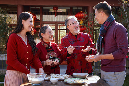 幸福的家庭过年包饺子图片