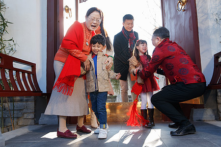 幸福家庭回家与老人团聚过新年图片