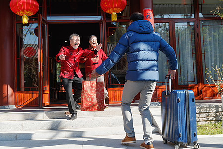 青年男人过年回家和父母团聚图片