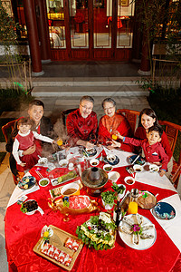 东方家庭在中式庭院内干杯庆祝新年高清图片