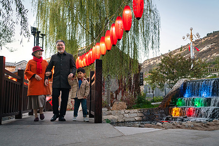 幸福的祖孙三人逛庙会图片