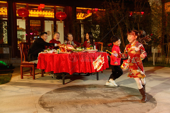 快乐家庭庆祝新年图片