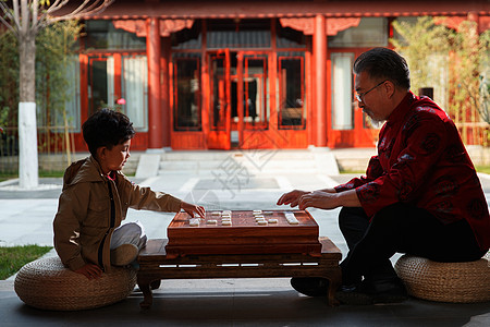 祖孙俩在庭院里下象棋图片