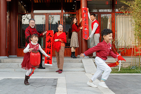 快乐儿童追逐嬉戏庆新年图片