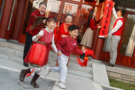 快乐儿童追逐嬉戏庆新年图片