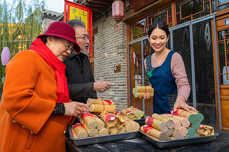 老年夫妇购买挂面高清图片