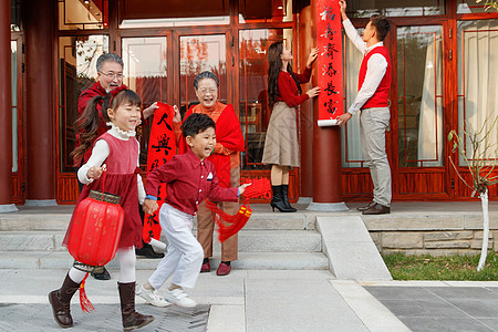 快乐儿童追逐嬉戏庆新年图片