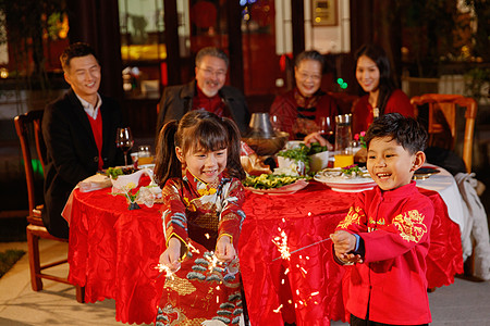 快乐家庭庆祝新年高清图片