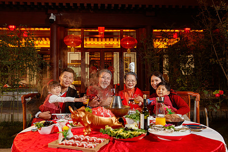 东方家庭在中式庭院内干杯庆祝新年高清图片