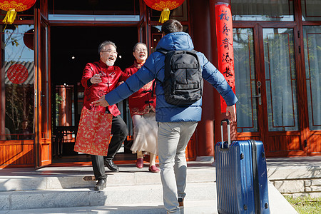 青年男人过年回家和父母团聚图片