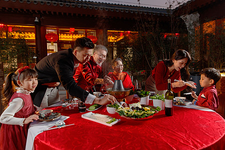 元旦快乐素材春节东方家庭在中式庭院内聚餐背景