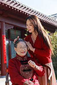 青年女人为母亲梳头图片