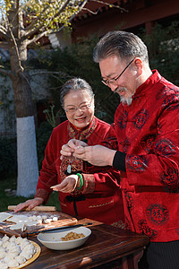 幸福的老年夫妇过年包饺子图片