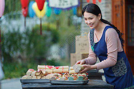 热情的服务员推销挂面图片