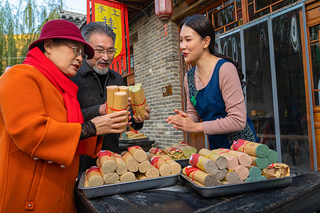 老年夫妇购买挂面图片