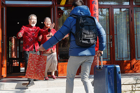 青年男人过年回家和父母团聚图片