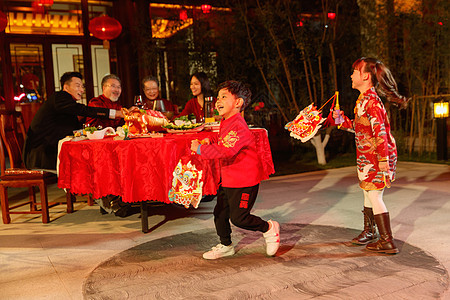 快乐家庭庆祝新年图片