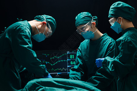 医护人员在进行手术图片
