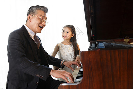 祖父和孙女一起弹钢琴图片