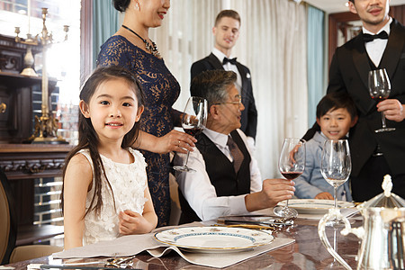 上流社会家庭聚餐图片