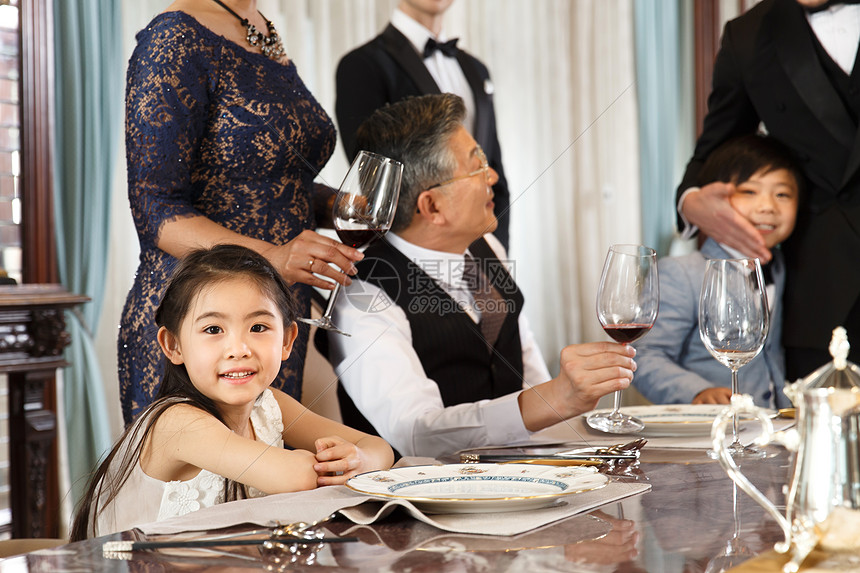 上流社会家庭聚餐图片