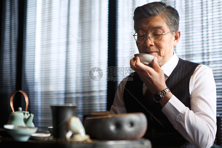 中老年男人喝茶图片