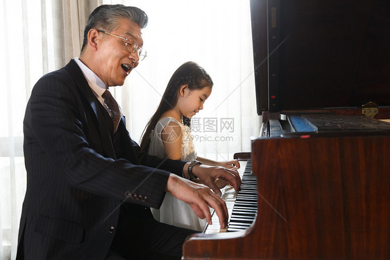 祖父和孙女一起弹钢琴图片
