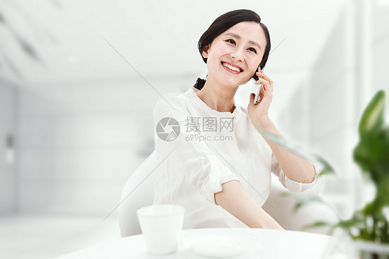 商务青年女人在打电话图片