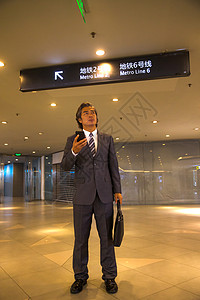 商务男士站在地铁里图片