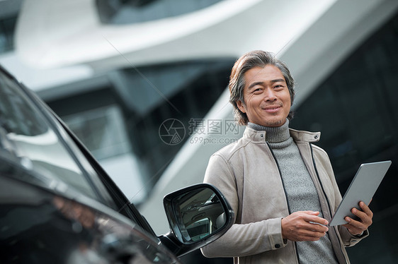 商务男士用平板电脑图片