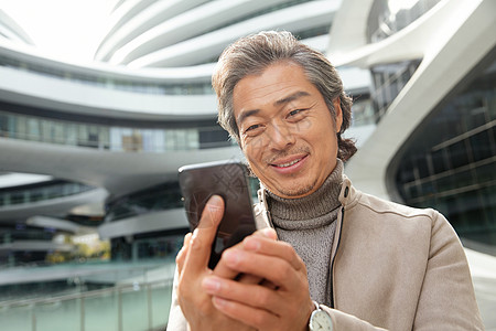 商务男士看手机高清图片